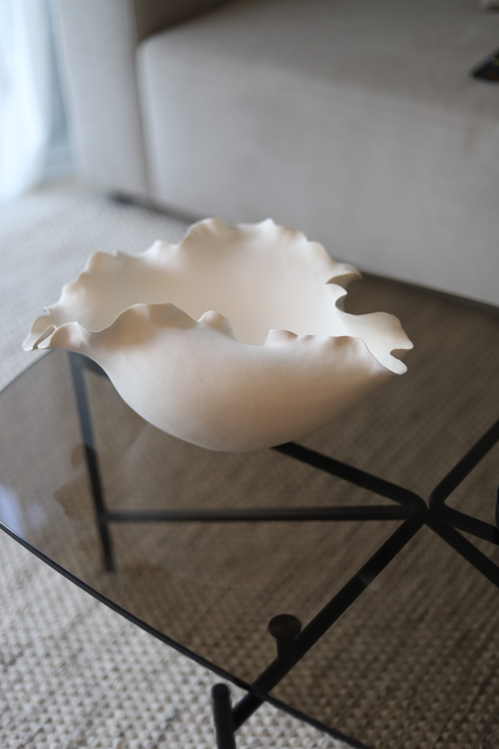 קערת קרמיקה בעיצוב פיסולי