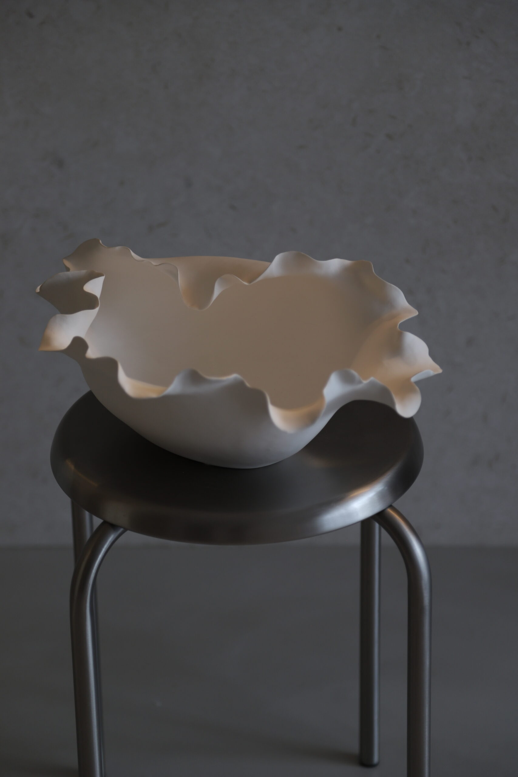 קערת קרמיקה בעיצוב פיסולי – תמונה 4